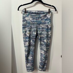 Lululemon Crop in Blurry Belle 21” inseam size 6
